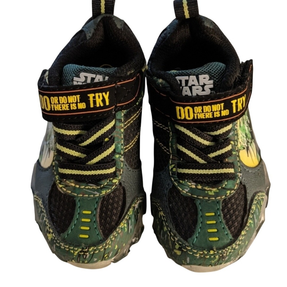 Star Wars Yoda Light Up Sneakers Kids Size 5 Green Black Hook Loop Athletic Shoe
